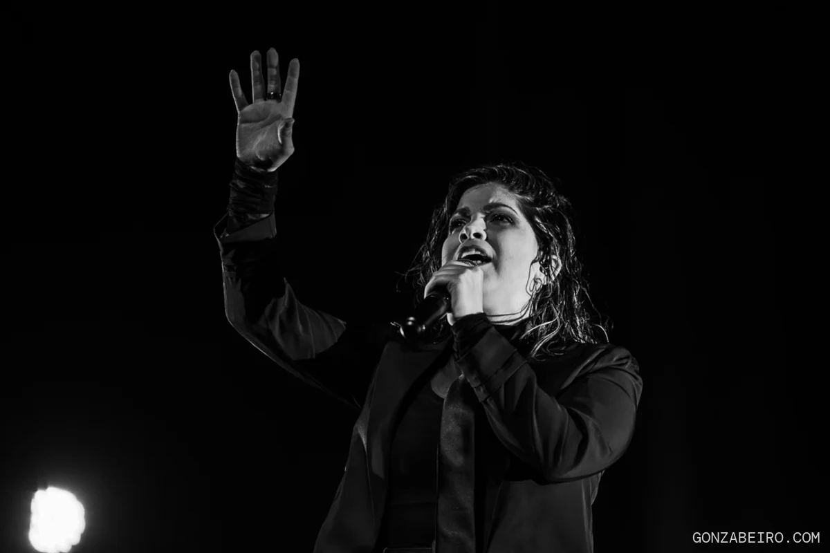Anita Valiente cantando en el escenario, en blanco y negro.