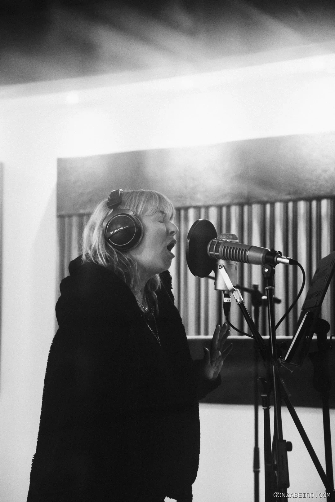 Músicos de FILO durante una sesión de grabación en estudio.