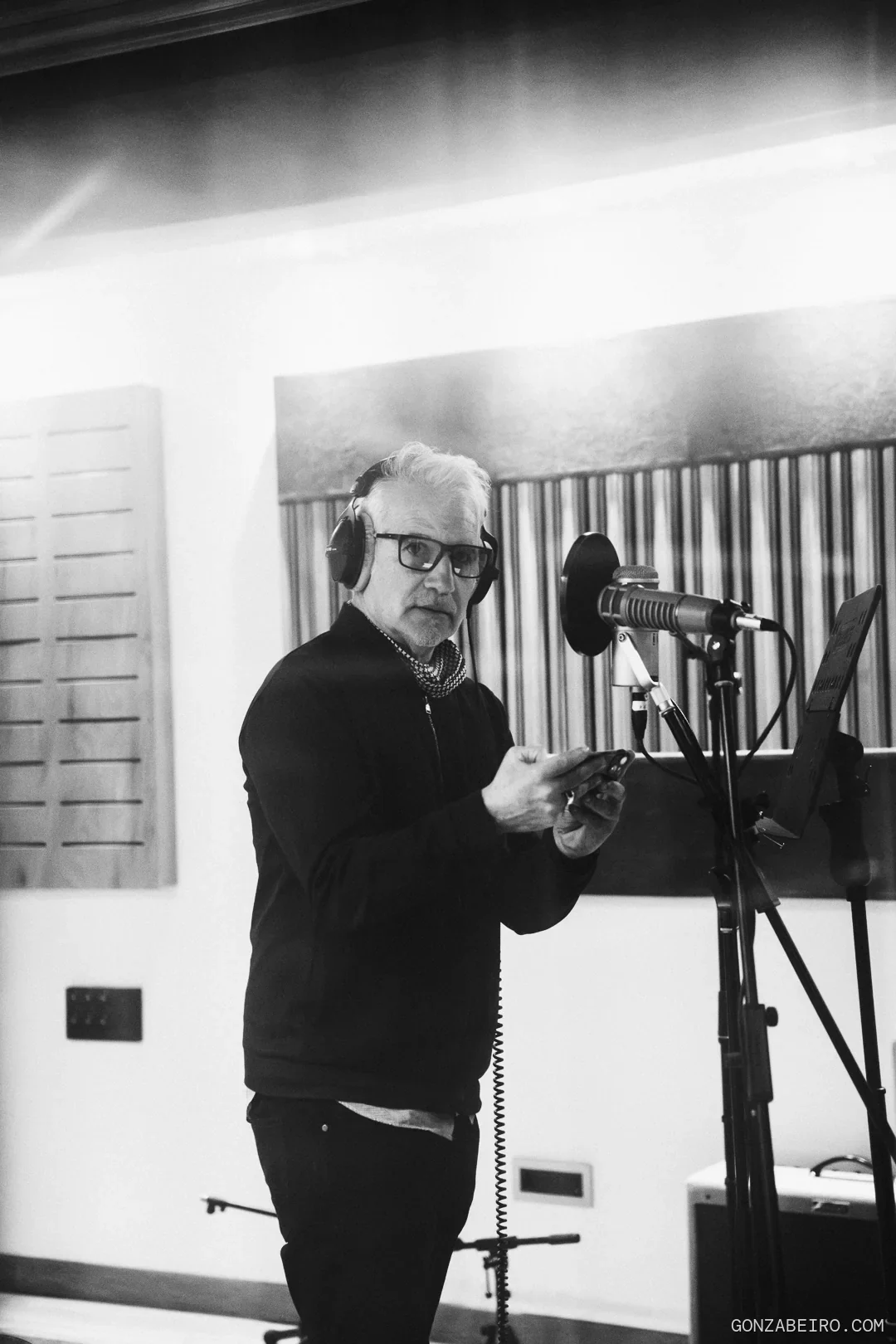 Músicos de FILO durante una sesión de grabación en estudio.