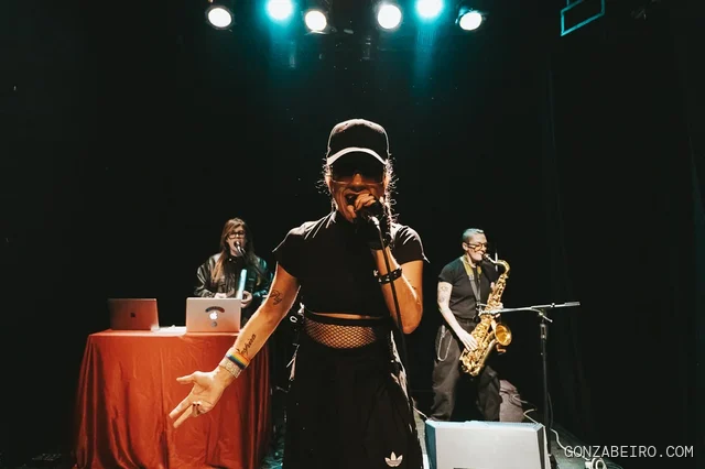 Miss Bolivia y su banda en escena durante un show en vivo.