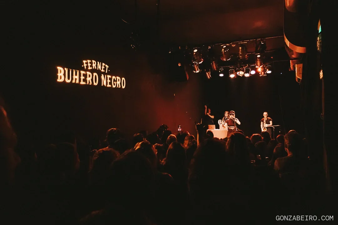 Miss Bolivia y su banda en escena durante un show en vivo.