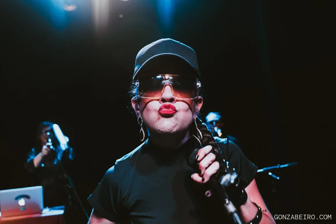 Miss Bolivia y su banda en escena durante un show en vivo.