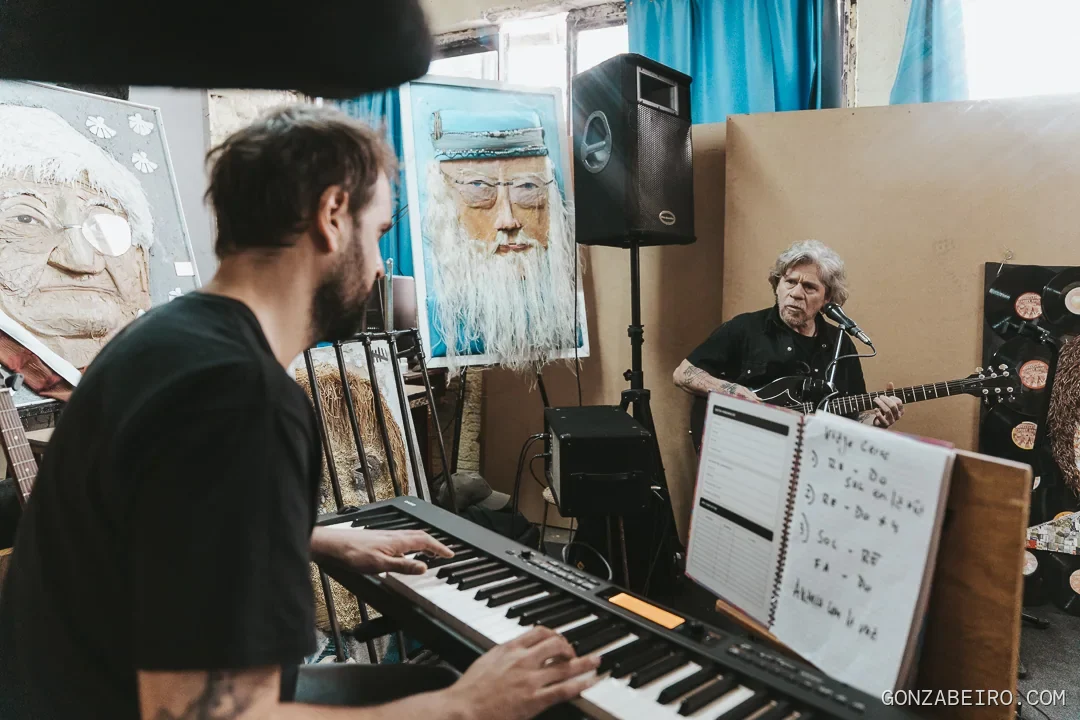 Seba Panzl y Marce compartiendo una sesión musical.