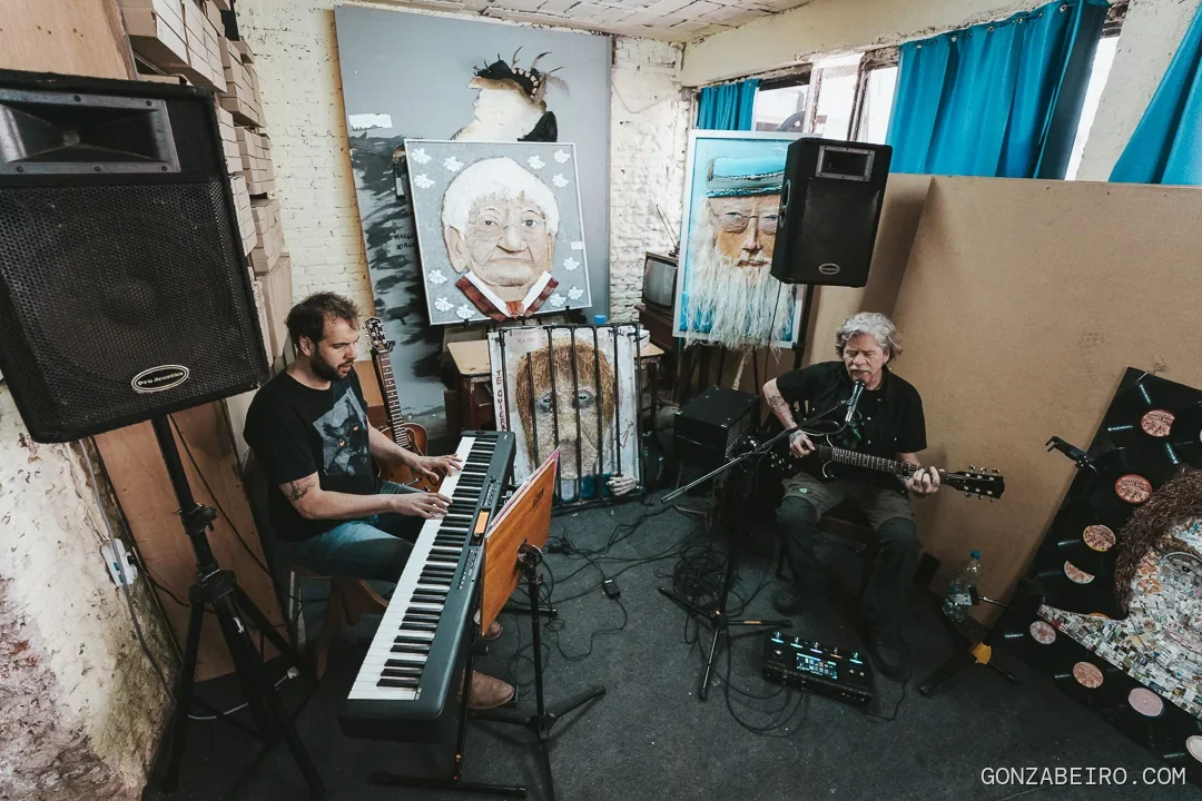 Seba Panzl y Marce compartiendo una sesión musical.