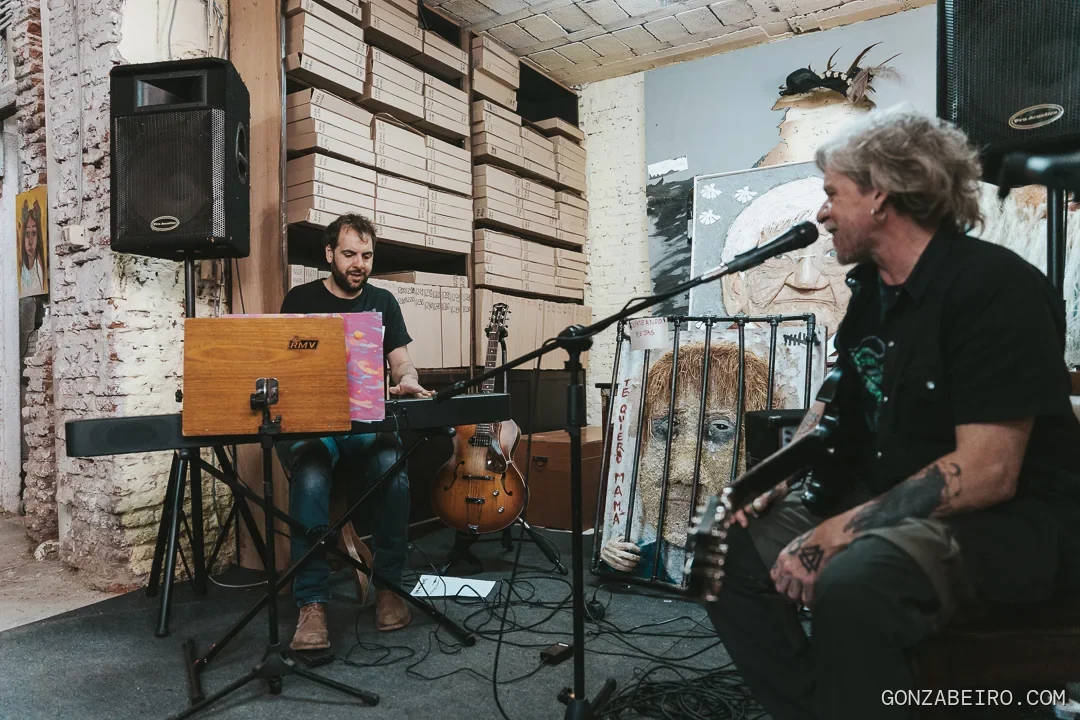 Seba Panzl y Marce compartiendo una sesión musical.