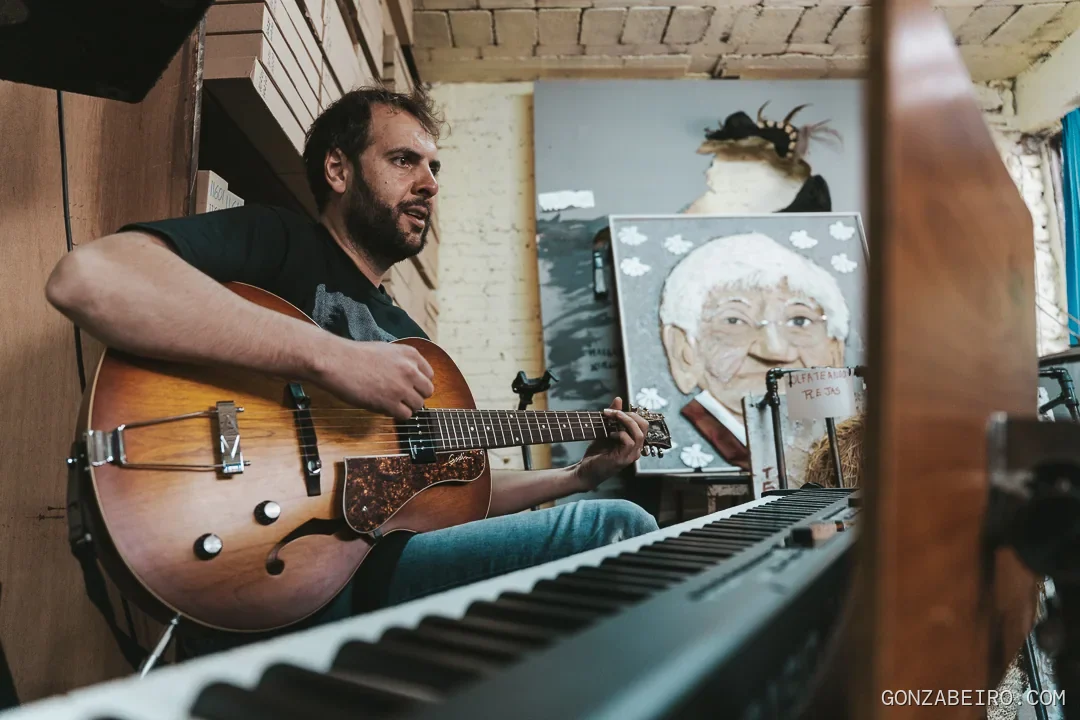 Seba Panzl y Marce compartiendo una sesión musical.